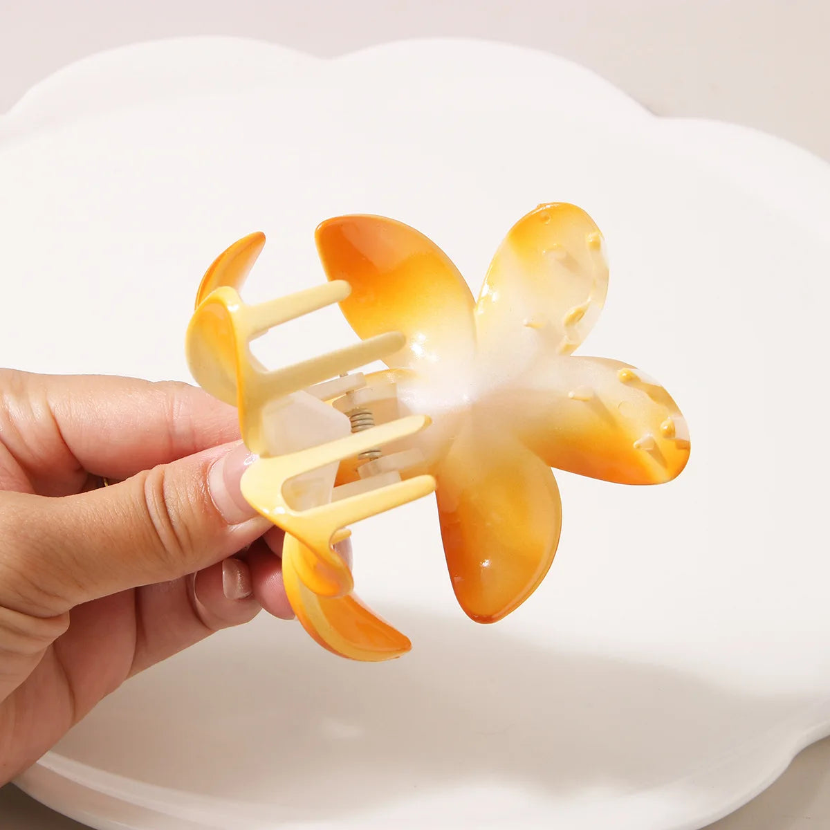 Muweordy Colored Frangipani Plastic Hair Claw Plumeria Flower Crab Hair Clip for Women Travel Beach New Popular Hair Catches 1pc